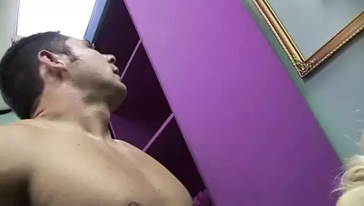 Patron ayakkabı mağazasında hizmetçiyi sikiyor!