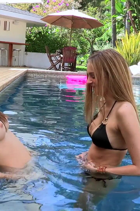 Minyon esmer Malena Morgan Kennedy'yi vahşi bir amcığı sikmeye cezbediyor