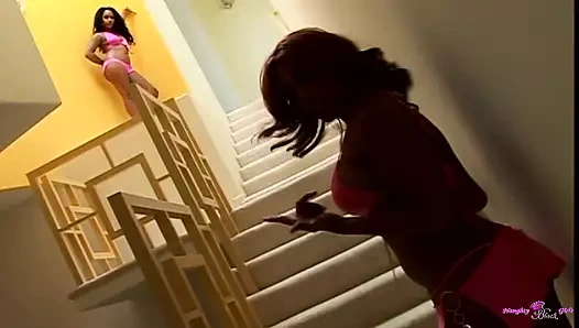 Büyük götlü bu azgın orta yaşlı seksi kadınlar üçlü seks söz konusu olduğunda şaka yapmazlar