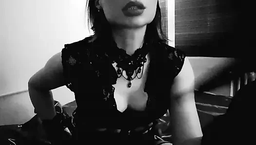 Bayan Emma kırbaçla