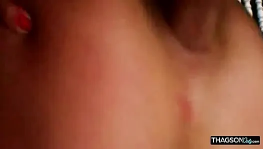 Azgın orta yaşlı seksi kadın damlayan ıslak amını parmaklıyor ve patlamalı orgazm oluyor