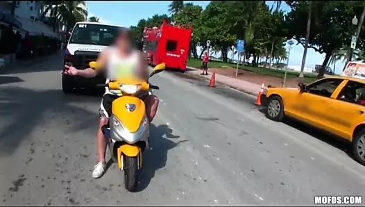 Sıcak doğal teşhirci sikikleri ona adam içinde kamu