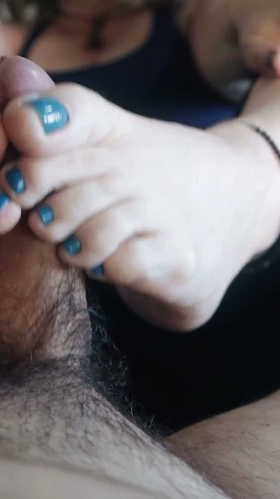 Orta yaşlı seksi kadın kış öğleden sonra yoğun ayakla mastürbasyon yapıyor!