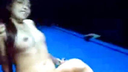 Endonezyalı kız - bilardo odası çıplak