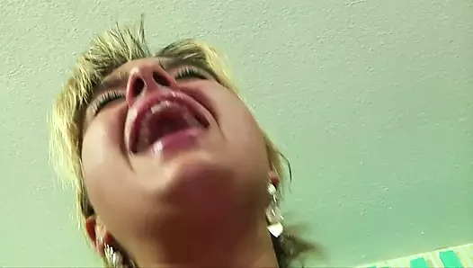 Sarışın çift yarak emiyor amcık parmaklıyor... ağzına boşalma