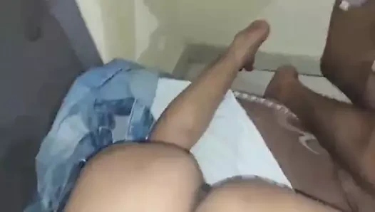 Hardal yağı uygulayarak kız kardeşinin arkadaşını sikiyor