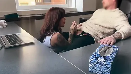 İşini kurtarmak için patronunu emiyor ve sikiyor