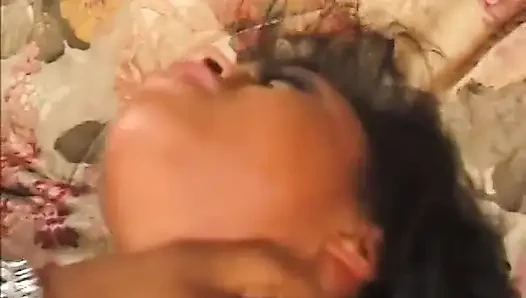 Oyuncu kız arkadaşının odasında iyi siyah amcığını yalıyor ve sikiyor