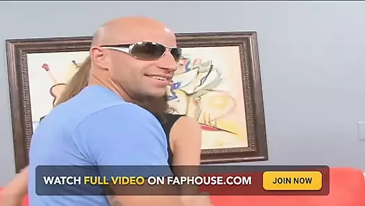 Esmer genç kız sıkı deliğinde sert sikişiyor