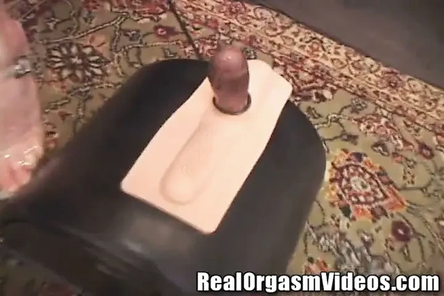 Sıska esmer hayalet kaltak Sybian vibratörüne biniyor!