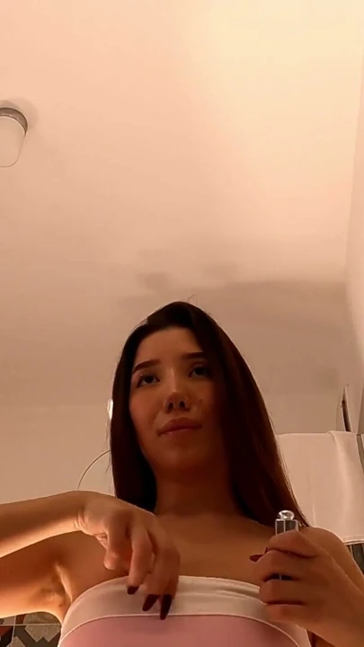 Sıcak seksi küçük memeli minyon Asyalı kız en kısa okul üniforması ekose etekle külotunu ve güzel götünü sergiliyor | Klip 2