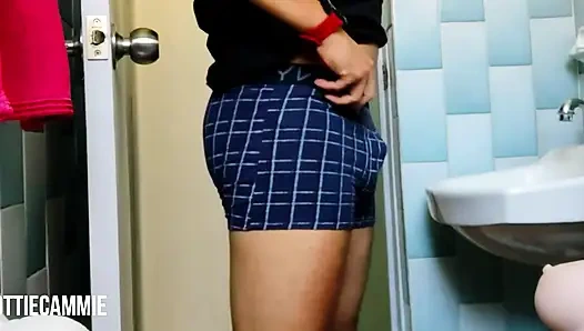 Üvey kız kardeşim beni mastürbasyon yaparken yakalıyor ve boşalmama yardım ediyor