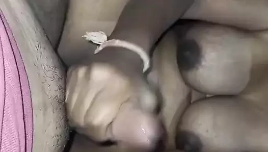 Bibi ko rat me ungli karte pakda, mat chudai ki, badhi chut chota lund