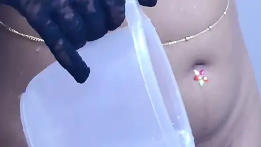 Genç kız soyunuyor ve banyo yapıyor