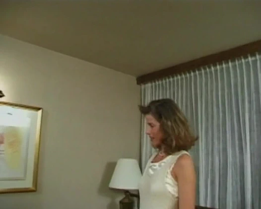 Seksi iç çamaşırlı klas Fransız bebekle çifte penetrasyon