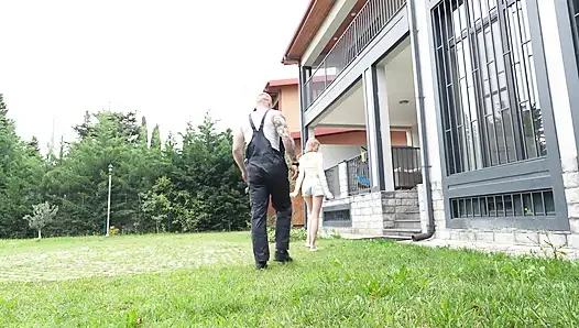 Bahçıvan beni çıplak gördü ve bana kanepede büyük sikini verdi