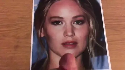 Jennifer Lawrence boşalıyor