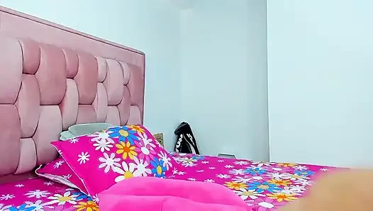 Masum genç üvey kız amında ve götünde dildo sikiyor