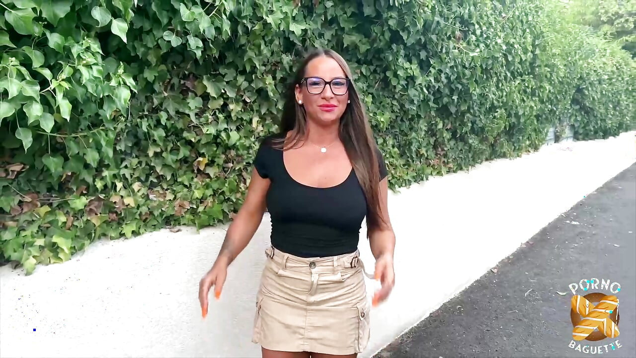 Mila kanepede vahşice sikilmeyi seviyor