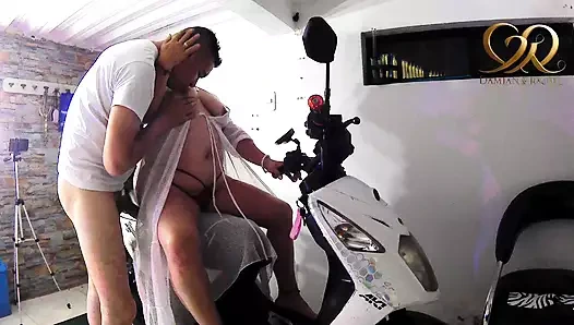 I fuck the one who fixes my motorcycle, as a reward for the good work he did