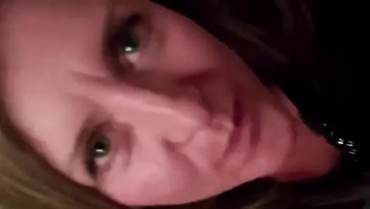 Kıyafetleri üzerindeyken partnerinin sikini emiyor.