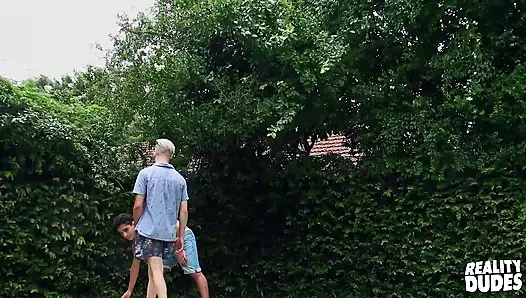 Jun yarağını yutmak için dizlerinin üstüne oturmadan önce Ezequiel'in bronzlaşmış vücuduna hayran kalıyor - reality dudes