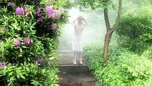 Deri ve file çoraplı büyük memeli orta yaşlı seksi kadın zindanda adamı baştan çıkarıyor