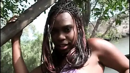 Güzel sürtük bahçede şezlong üzerinde horoz alır