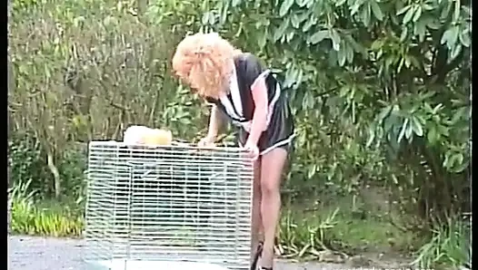 Genç Fransız hizmetçi açık havada