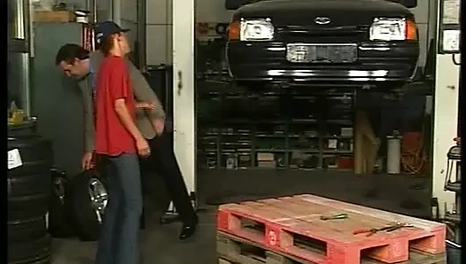 Çekici Alman sürtük atölyede yarağa biniyor