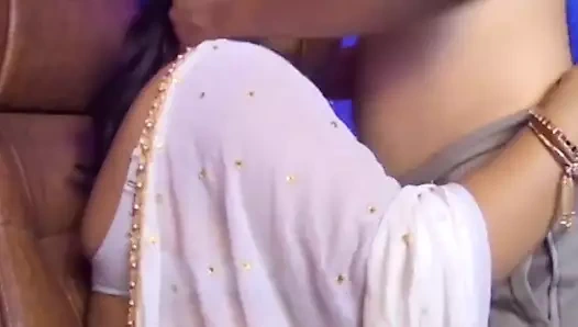 Oğlan kızın göğüslerini emmeye başladı ve onunla seks oyunu oynadı