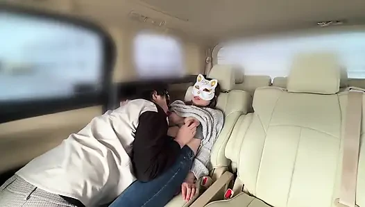 İşe gitmeden önce ikisi arasında araba seks ilişkisi oluyor