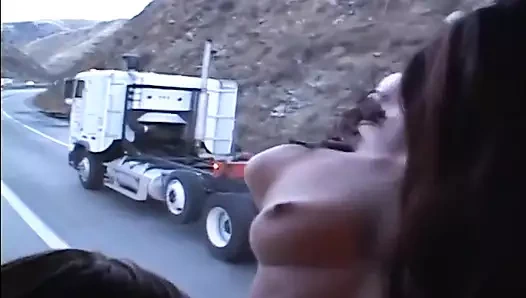 Yolda hareket halindeki minibüste büyük grup seks