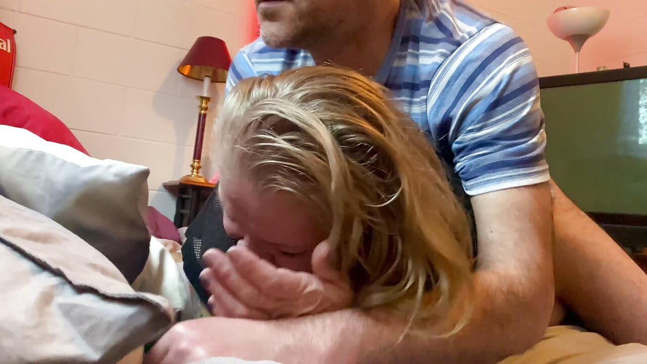 Orta yaşlı seksi üvey anne Antsy büyük götünü siktiriyor