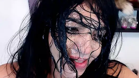 Esmer kadının yüzüne sahte boşalma ve saça boşalma, dağınık yüze boşalma