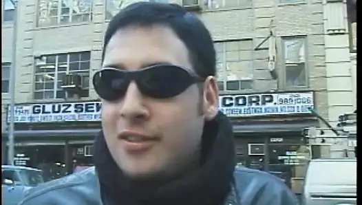 Harika bir vücut ile deri sıcak dominatrix adamı kelepçeye sokar