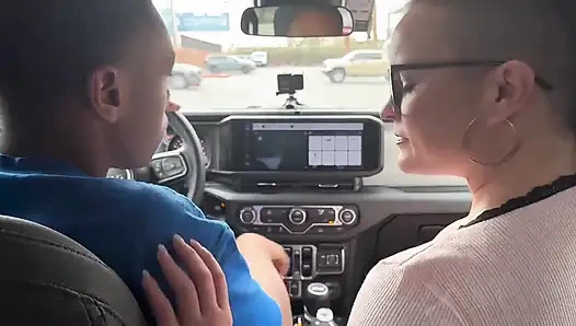 Uber sürücüsü pawg yolcusuyla şanslı