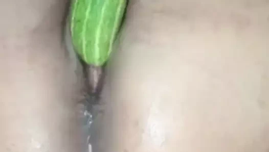 Mastürbasyon yapmak için salatalık kullanan azgın kız, ama uymuyor