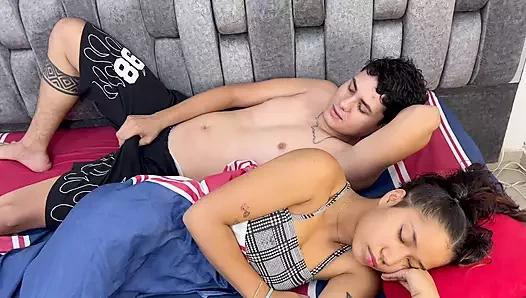 Küçük üvey kız kardeşim çok azgın ve fışkırtana kadar onu sikmem için bana yalvarıyor