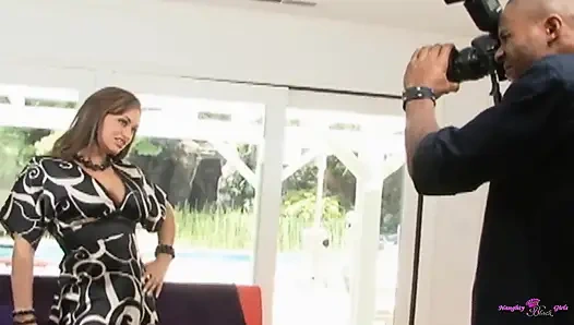 Bu seksi orta yaşlı seksi esmer şişman amcığını büyük siyah yarağıyla parçalıyor.