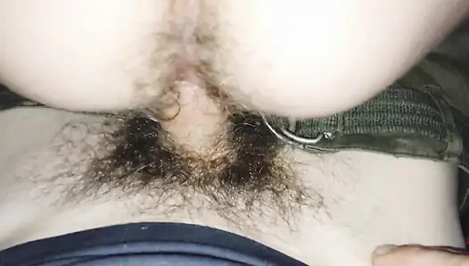 Водитель автобуса трахнул волосатую киску девушки, пока никто не был в автобусе, и дал ее хуй пососать