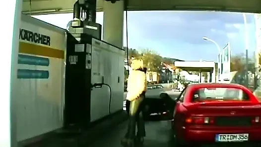 Sarışın yarak emiyor ve sonra ıslak amını parmaklıyor