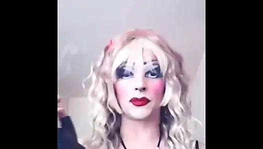 Lola kadın kılıklı sürtük sigara içiyor