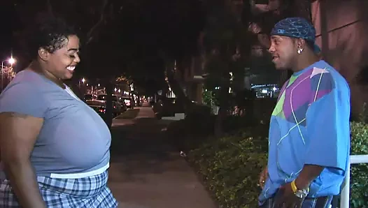 İri güzel kadın zenci büyük yarağı sağıyor