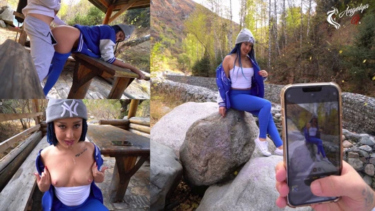 Genç turistlerin bir fotoğraf çekiminden sonra doğada harika oral seks