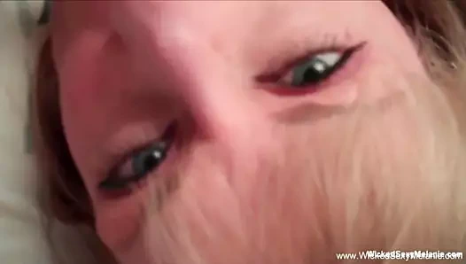 Melanie berbat ve darbeler