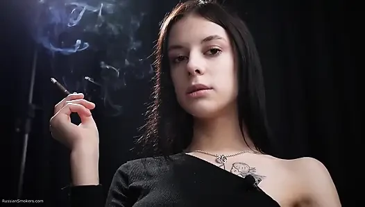 Zayıf piliç tek bir kırmızı sigara içiyor
