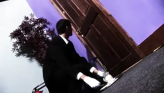 Seksi beyaz çoraplı kızıl saçlı orta yaşlı seksi kadın sikişmeyi ve göğüslerine boşalmayı seviyor