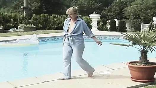 Onun arkasından sikilirken güneşlenen kız yarıda kesildi