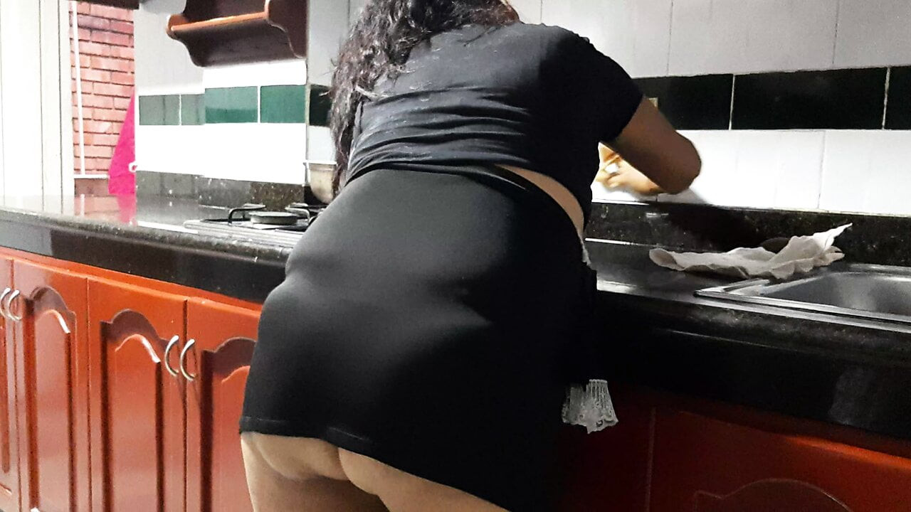 Hizmetçi kız bana mutfakta lezzetli bir oral seks veriyor